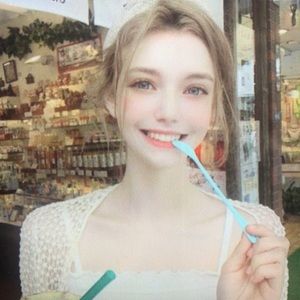 Meet your Posher, Leona